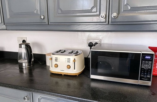 Salford House | Huge room for short stay in Salford, PLAB Samson