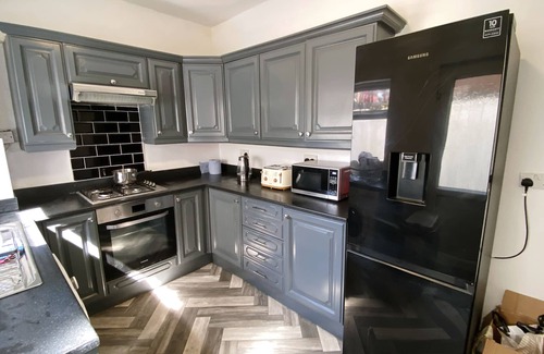 Salford House | Huge room for short stay in Salford, PLAB Samson