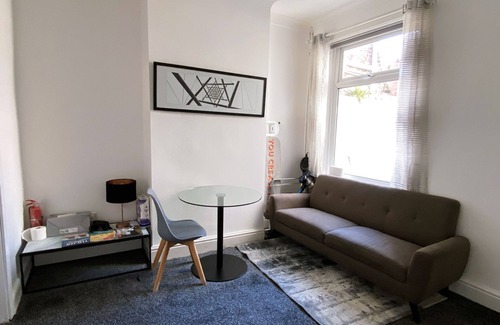 Salford House | Huge room for short stay in Salford, PLAB Samson