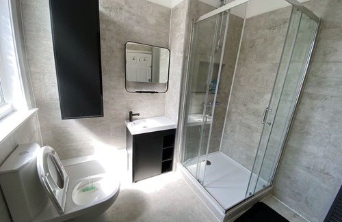 Salford House | Huge room for short stay in Salford, PLAB Samson