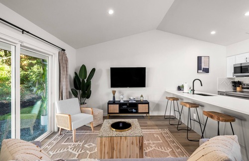 Barton Hills House | Huge Yard, Putting Green, Hot Tub & King Bed! Walk to Barton Springs/Zilker Park