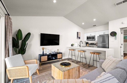 Barton Hills House | Huge Yard, Putting Green, Hot Tub & King Bed! Walk to Barton Springs/Zilker Park