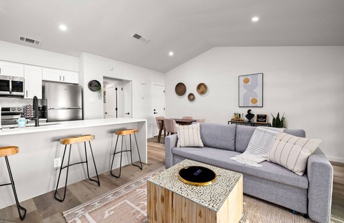 Barton Hills House | Huge Yard, Putting Green, Hot Tub & King Bed! Walk to Barton Springs/Zilker Park