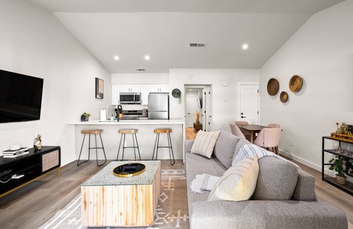 Barton Hills House | Huge Yard, Putting Green, Hot Tub & King Bed! Walk to Barton Springs/Zilker Park