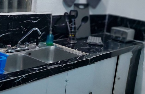 Molynes Gardens House | Hughenden couples/fam retreat, 3 brs w/AC, TVs, up to 8 guests, WiFi, AC, Ppkng,