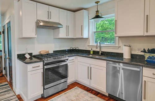 Hull House | Hull Home Close to Beaches: Yard + Furnished Deck!