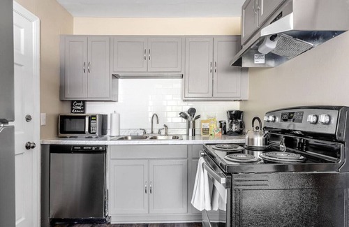 Columbia House | Humble Home on Harrison | Mins to USC | Sleeps 4