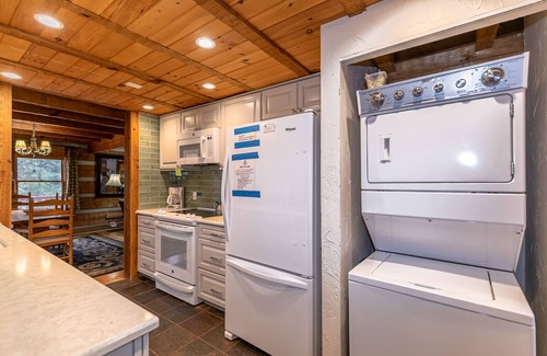 Boone Cabin | Hummingbird Hollow Cozy log cabin on 2 acres with hot tub & air hockey table!