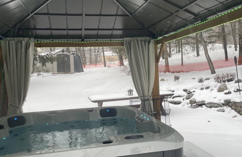 Stroudsburg House | Hummingbird Paradise in Pocono, hot tub,sauna,close to vineyards and ski resort.
