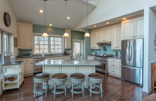 Old Fort House | Hummingbirds' Mountain Retreat | Hot Tub, Game Room, Home Office & Mountain Views!