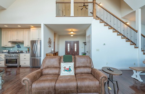 Old Fort House | Hummingbirds' Mountain Retreat | Hot Tub, Game Room, Home Office & Mountain Views!