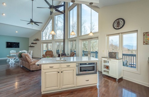 Old Fort House | Hummingbirds' Mountain Retreat | Hot Tub, Game Room, Home Office & Mountain Views!