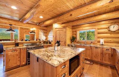 Fort Valley House | Humphreys Peak View Luxury Log Cabin