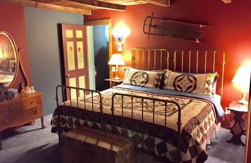 Waterbury Cabin | Hunger Mountain - Grunberg Haus Inn & Cabins