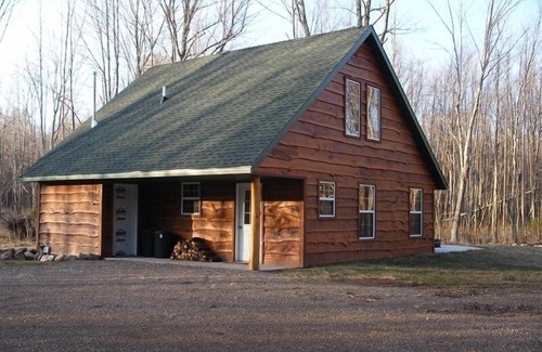 Phillips Cabin | Hunters Hideaway & Secluded Country Cabin for Family Getaways