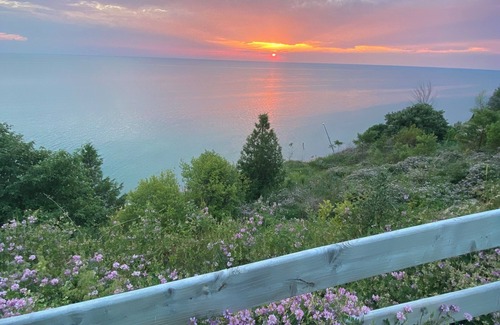 Ashfield-Colborne-Wawanosh Cottage | Huron Lakefront Cottage Charming 8 bedrms 4bths 18+guests 8car/Hotub/pets .