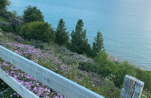 Ashfield-Colborne-Wawanosh Cottage | Huron Lakefront Cottage Charming 8 bedrms 4bths 18+guests 8car/Hotub/pets .