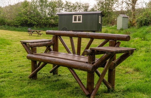 Ulverston Cabin | Hut in The Sheep Wash - Cosy Shepherd's Hut with log burner - Pet-friendly.