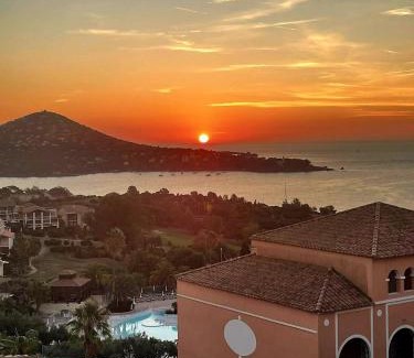 Cap Esterel Apartment | Huuummm c'est là ! Beau T2 Cap Estèrel Village avec Clim !