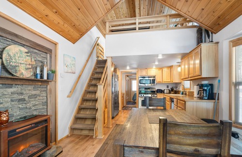 Ashland Apartment | Hyatt Prairie Cabin offers views and a two person Hot Tub! Both bedrooms have a queen size bed.