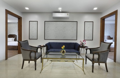 Gurugram Apartment | HYDEWEST INDIA Orchid King Gold Grande Studio w/Kitchenette