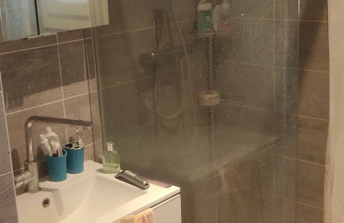 Bourgoin-Jallieu Apartment | I offer you a quiet room to recharge your batteries.