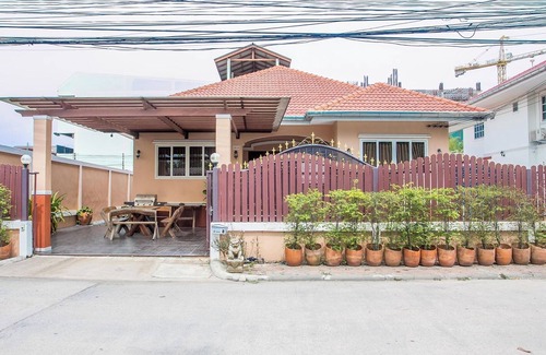 Na Kluea Villa | I-Rin poolvilla featuring its own swimming pool set in a private estate.