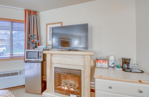Downtown Leavenworth Apartment | Icicle Village Resort 401 & 402: Ponderosa Hideaway