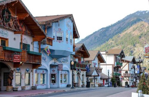 Downtown Leavenworth House | Icicle Village Resort 402: Juniper Studio