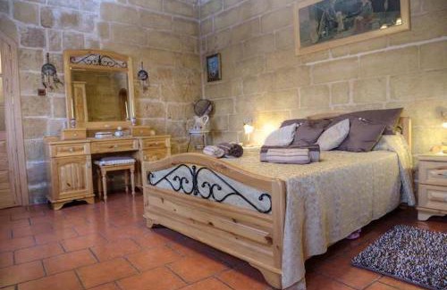 Ħal Bisbut House | Id-Dwejra House of Character with private pool and Jaccuzi