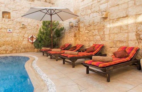 Ħal Bisbut House | Id-Dwejra House of Character with private pool and Jaccuzi