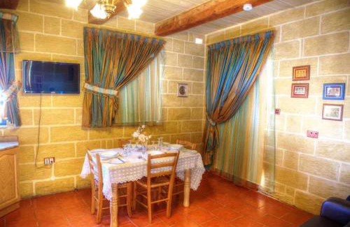 Ħal Bisbut House | Id-Dwejra House of Character with private pool and Jaccuzi