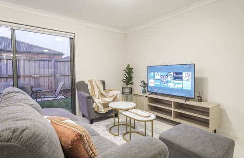 Point Cook House | Ideal 3br2ba House In Point Cookparkingbackyard