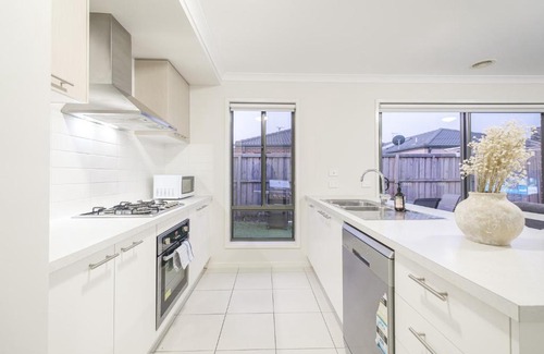 Point Cook House | Ideal 3br2ba House In Point Cookparkingbackyard
