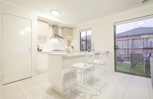 Point Cook House | Ideal 3br2ba House In Point Cookparkingbackyard