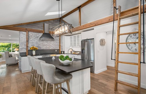 West Bellevue House | Ideal Bellevue location Remodeled 2 bdrm+separate ADU kitchen, Hot Tub & Garden