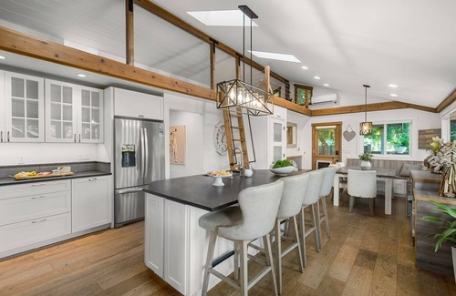 West Bellevue House | Ideal Bellevue location Remodeled 2 bdrm+separate ADU kitchen, Hot Tub & Garden