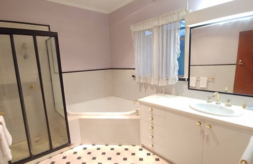 Dandenong House | Ideal Business and Family accommodation