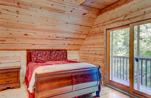 Rabun Gap Cabin | Ideal dog-friendly getaway with private pool, large deck, WiFi & lofted layout