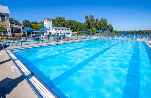 Michigan City House | Ideal Family Getaway, sleeps 6, golf cart included!