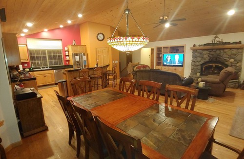 North Upper Truckee House | Ideal for family getaways! - Backs to National Forest - Hot Tub, Fast free Wi-Fi