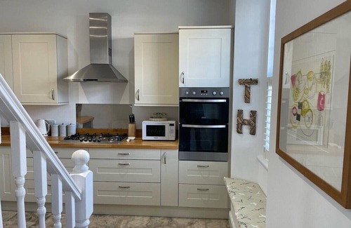 Shaldon House | Ideal for families and pet owners, parking space and 5 minutes walk to the beach