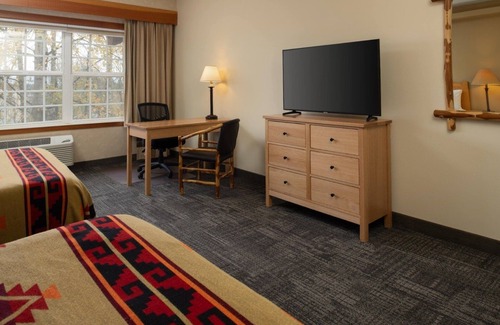 Vancouver Hotel | Ideal for Groups: 4 Spacious Rooms in a Hand-Crafted Northwest Mountain Lodge