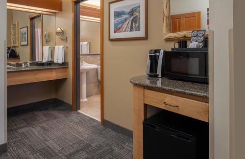 Vancouver Hotel | Ideal for Groups: 4 Spacious Rooms in a Hand-Crafted Northwest Mountain Lodge