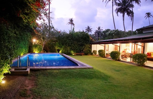 Kathaluwa House | Ideal for Groups - 7 bedrooms - sleeps 18 to 20 pax - 2 pools - two villas
