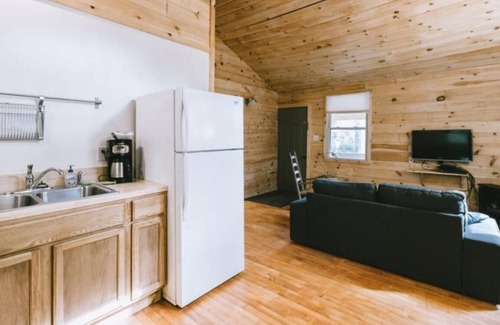 Slade Cabin | Ideal Get Away for 2. Walking distance to Natural Bridge trail and State Park!