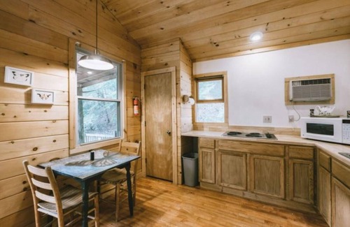 Slade Cabin | Ideal Get Away for 2. Walking distance to Natural Bridge trail and State Park!
