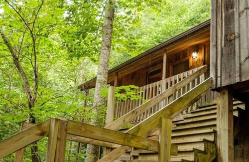Slade Cabin | Ideal Get Away for 2. Walking distance to Natural Bridge trail and State Park!