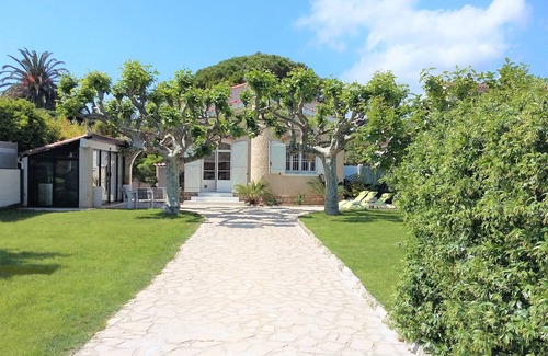 Saint-Cyr-sur-Mer Villa | Ideal location. Little Paradise. Beach 5 mins away, Quiet, South, wooded, 3 bik