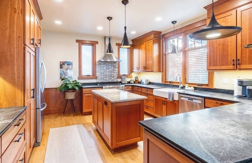 West Queen Anne House | Ideal location - Downtown: 5 mins. Well-appointed with everything + Chef's Kitchen